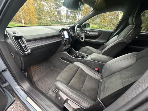 Volvo XC40 2.0 B4 MHEV R-Design Pro Auto Euro 6 (s/s) 5dr 32