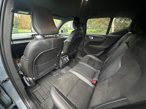 Volvo XC40 2.0 B4 MHEV R-Design Pro Auto Euro 6 (s/s) 5dr 27