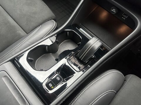 Volvo XC40 2.0 B4 MHEV R-Design Pro Auto Euro 6 (s/s) 5dr 24