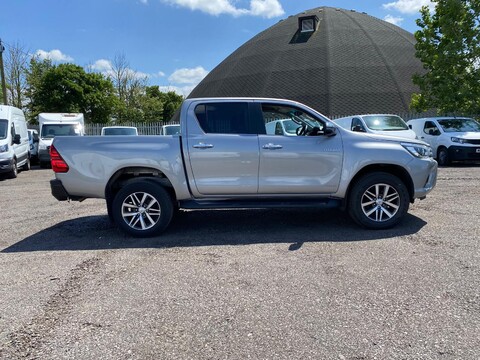 Toyota Hilux INVINCIBLE 4WD D-4D DCB 4