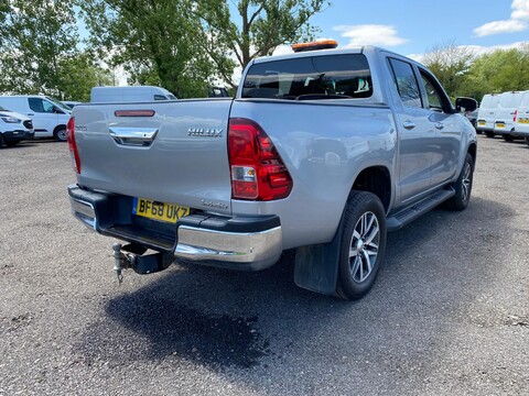 Toyota Hilux INVINCIBLE 4WD D-4D DCB 5