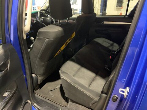 Toyota Hilux INVINCIBLE 4WD D-4D DCB 16