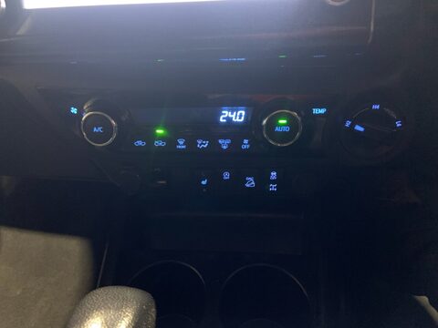 Toyota Hilux INVINCIBLE 4WD D-4D DCB 12