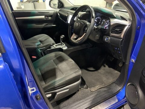 Toyota Hilux INVINCIBLE 4WD D-4D DCB 10