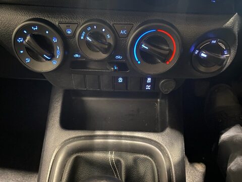 Toyota Hilux ACTIVE 4WD D-4D DCB 13