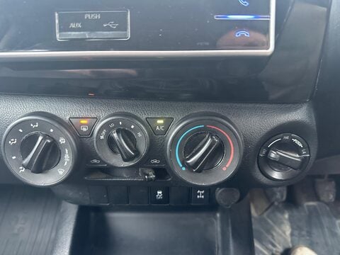 Toyota Hilux ACTIVE 4WD D-4D DCB 13