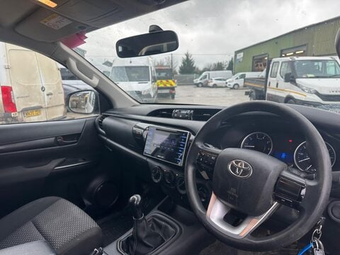 Toyota Hilux ACTIVE 4WD D-4D DCB 17