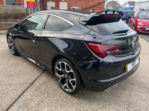 Vauxhall Astra GTC 2.0T 16V VXR 11