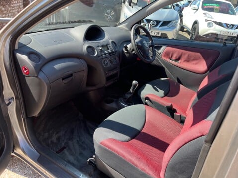 Toyota Yaris COLOUR COLLECTION VVT-I 11