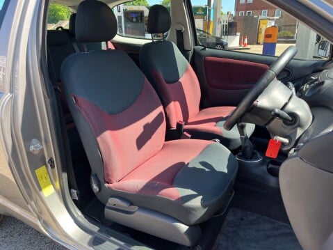 Toyota Yaris COLOUR COLLECTION VVT-I 3