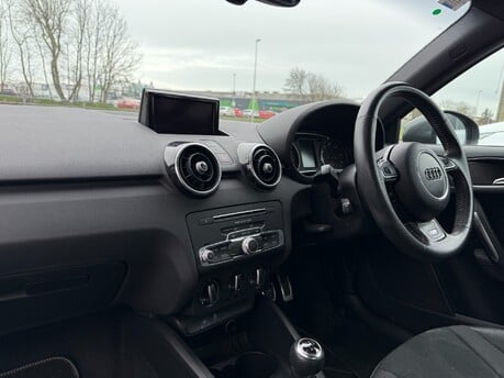 Audi A1 TFSI S LINE NAV 8