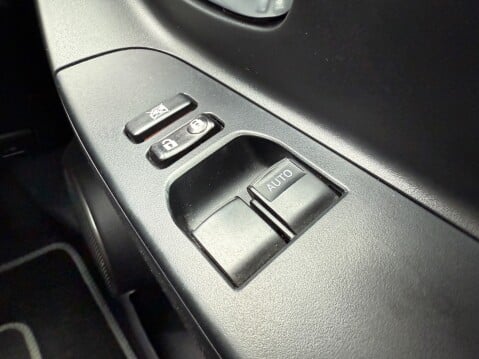 Toyota Yaris VVT-I ICON 17