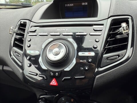 Ford Fiesta TITANIUM 12