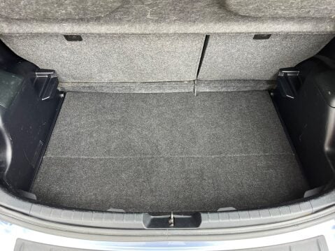 Toyota Yaris T SPIRIT HYBRID 6