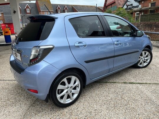 Toyota Yaris T SPIRIT HYBRID