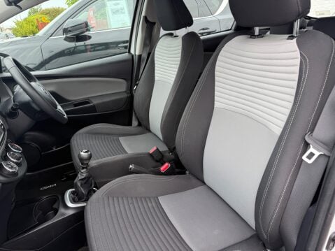 Toyota Yaris VVT-I ICON TECH [NAV] 10