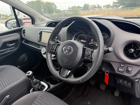 Toyota Yaris VVT-I ICON TECH [NAV] 9