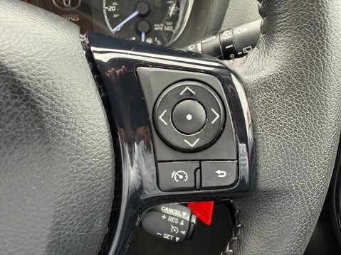 Toyota Yaris VVT-I ICON TECH [NAV] 17
