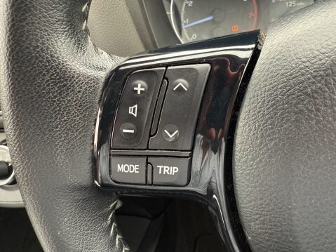 Toyota Yaris VVT-I ICON TECH [NAV] 18