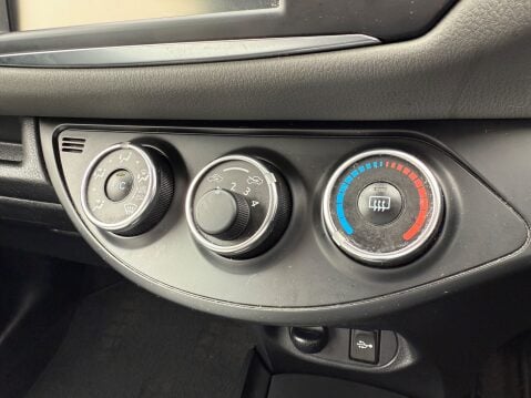 Toyota Yaris VVT-I ICON TECH [NAV] 19