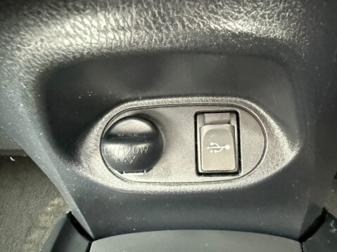 Toyota Yaris VVT-I ICON TECH [NAV] 21