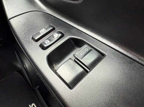 Toyota Yaris VVT-I ICON TECH [NAV] 22