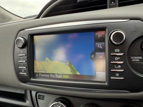 Toyota Yaris VVT-I ICON TECH [NAV] 12