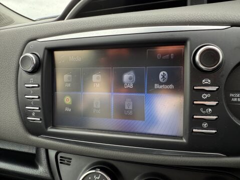 Toyota Yaris VVT-I ICON TECH [NAV] 15