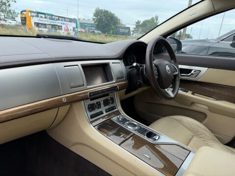 Jaguar XF D PREMIUM LUXURY AUTO 9