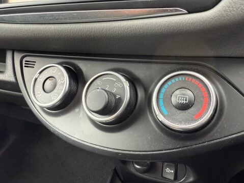Toyota Yaris VVT-I ICON 12