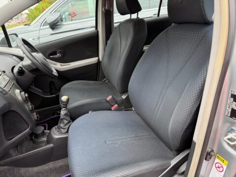 Toyota Yaris TR VVT-I 10