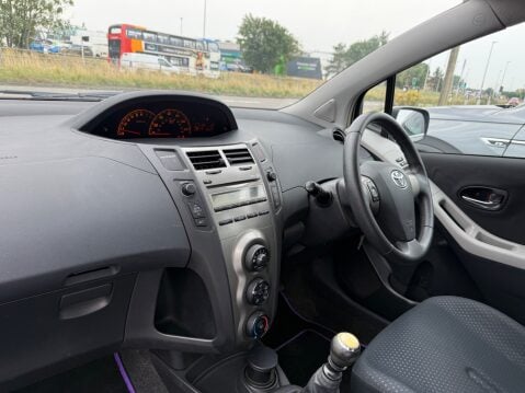 Toyota Yaris TR VVT-I 8