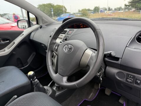 Toyota Yaris TR VVT-I 9