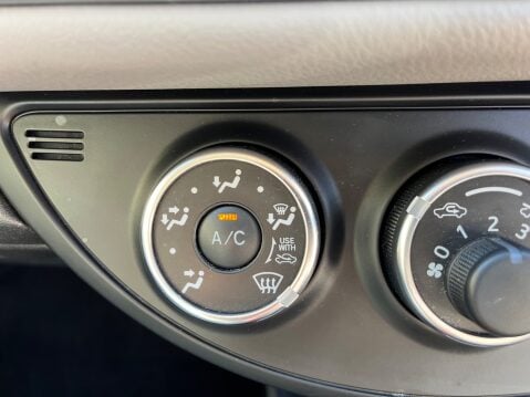 Toyota Yaris VVT-I ICON 17