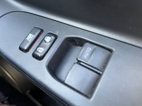 Toyota Yaris VVT-I ICON 23