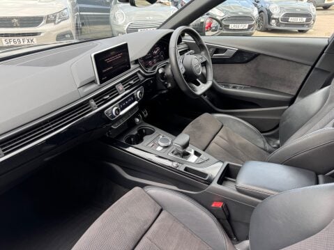 Audi A4 AVANT TFSI BLACK EDITION MHEV 11