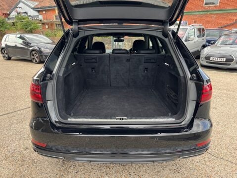 Audi A4 AVANT TFSI BLACK EDITION MHEV 7