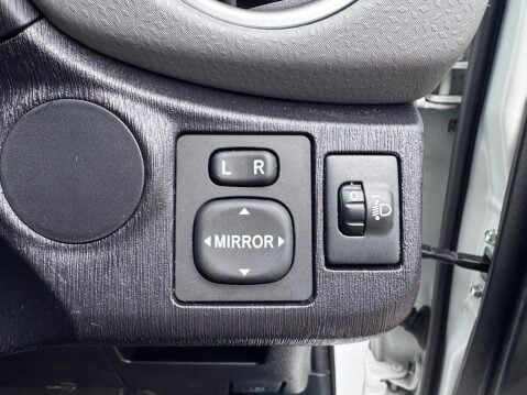 Toyota Yaris VVT-I SR 16