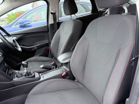 Ford Focus 1.0 ZETEC S 11