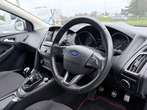 Ford Focus 1.0 ZETEC S 10