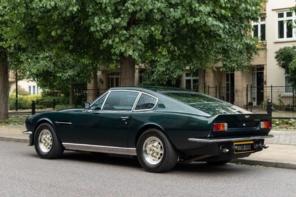 Aston Martin V8 Vantage ”Fliptail” Manual 4