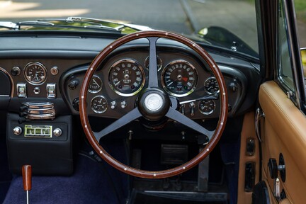 Aston Martin DB6 Mark II Volante 17