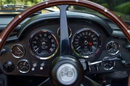 Aston Martin DB6 Mark II Volante 18