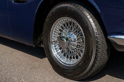 Aston Martin DB6 Mark II Volante 12