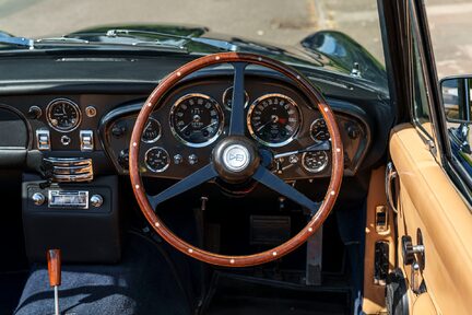 Aston Martin DB6 Mark II Volante 18