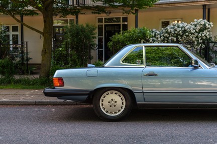 Mercedes-Benz SL Class 560 SL 11