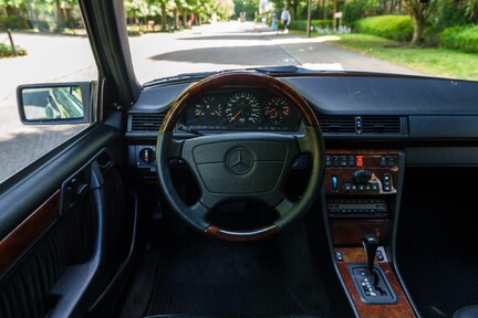 Mercedes-Benz E Class 500E 14