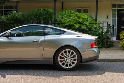 Aston Martin Vanquish 13