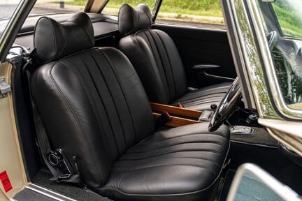 Mercedes-Benz SL Series 250 SL 17