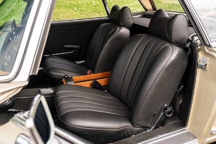 Mercedes-Benz SL Series 250 SL 18